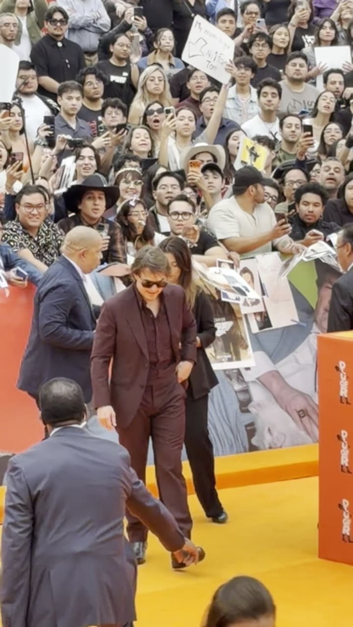 Tom Cruise firmando autógrafos