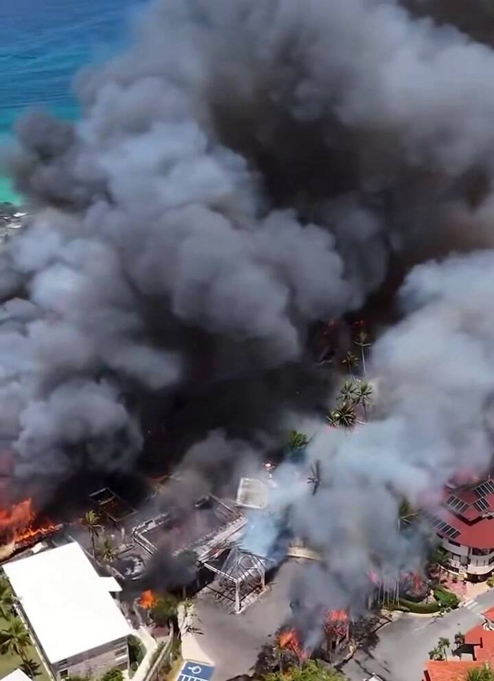 Las llamas destruyeron los techos de palma seca de las instalaciones