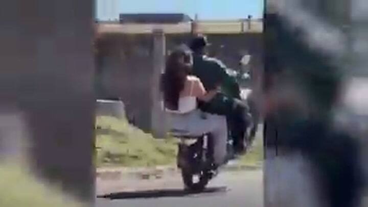 Una pareja protagonizó una peligrosa maniobra en moto con un bebé en brazos