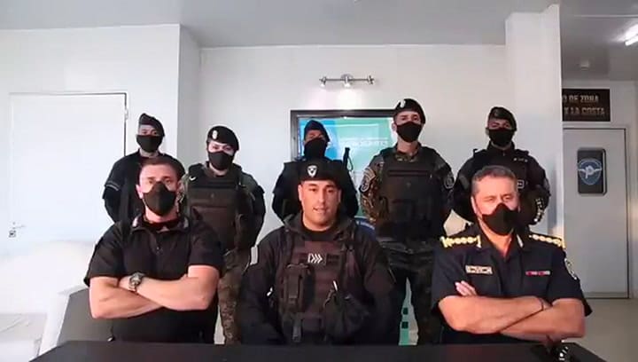 El descargo de los policías que le hicieron la venia a Patricia Bullrich
