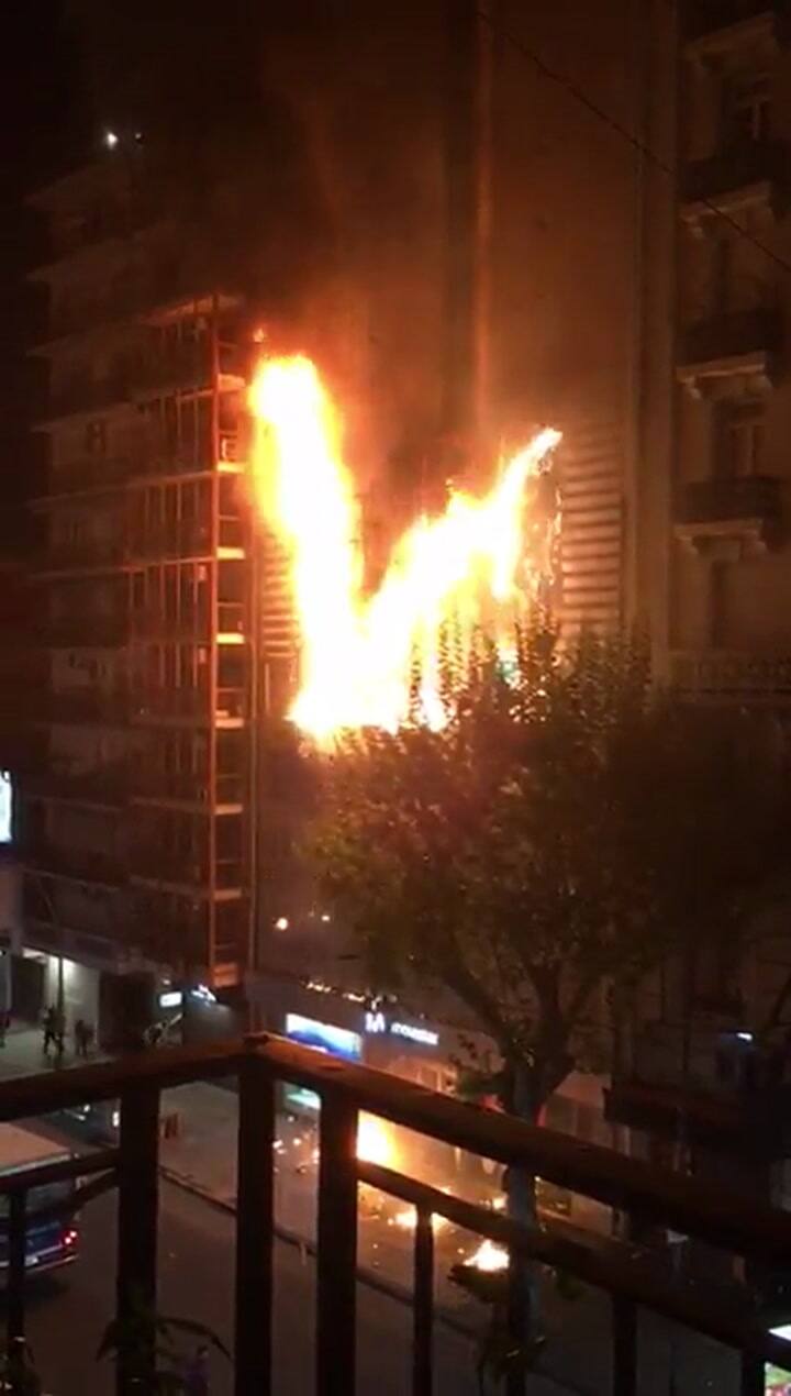 Se incendia un local de Movistar en Barrio Norte