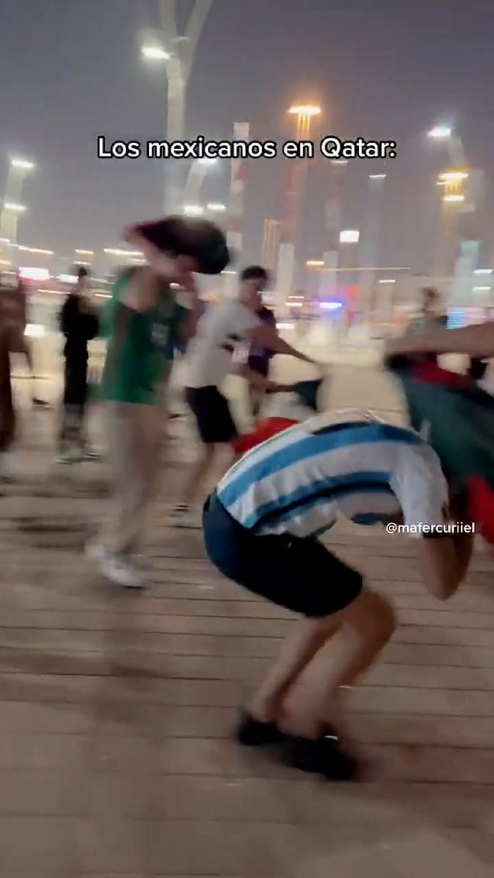 Mexicanos 'torean' a aficionado argentino en las calles de Qatar