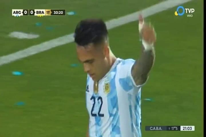 Remate de Lautaro Martínez