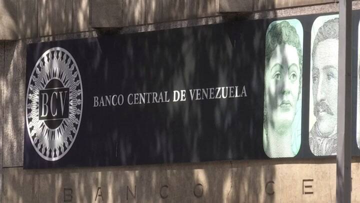 El gobierno venezolano rompe el silencio y admite devastador estado de la economía - Fuente: AFP