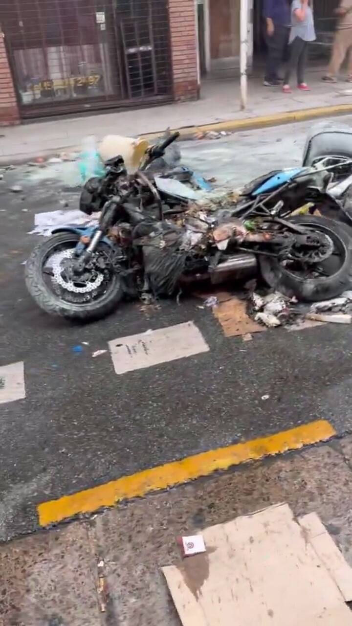 Quemaron una moto policial