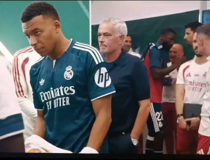 El momento en el que los jugadores de Real Madrid se pusieron la remera