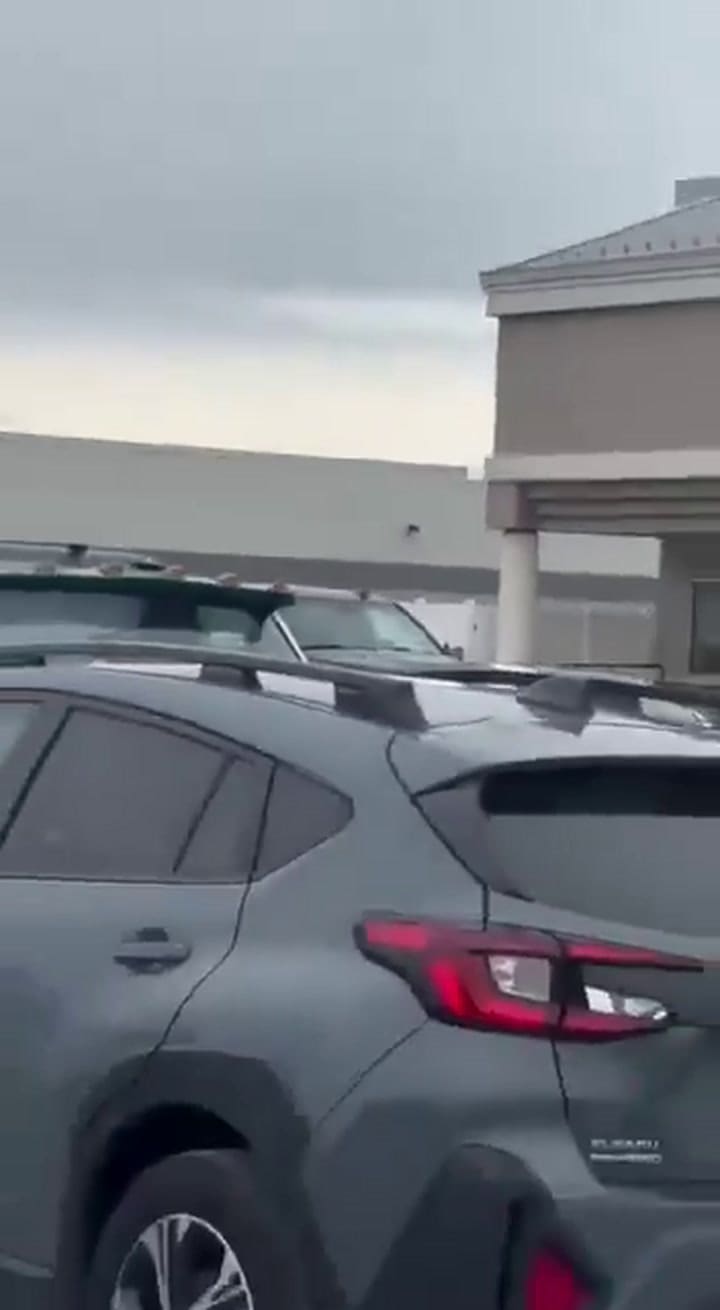 Momento en que uno de los helicopteros cae repentinamente