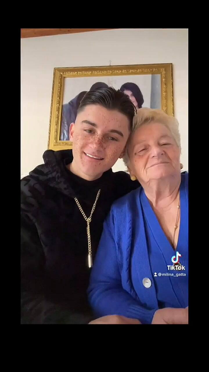 Joven de 19 años le propuso casamiento a su novia de 76 años