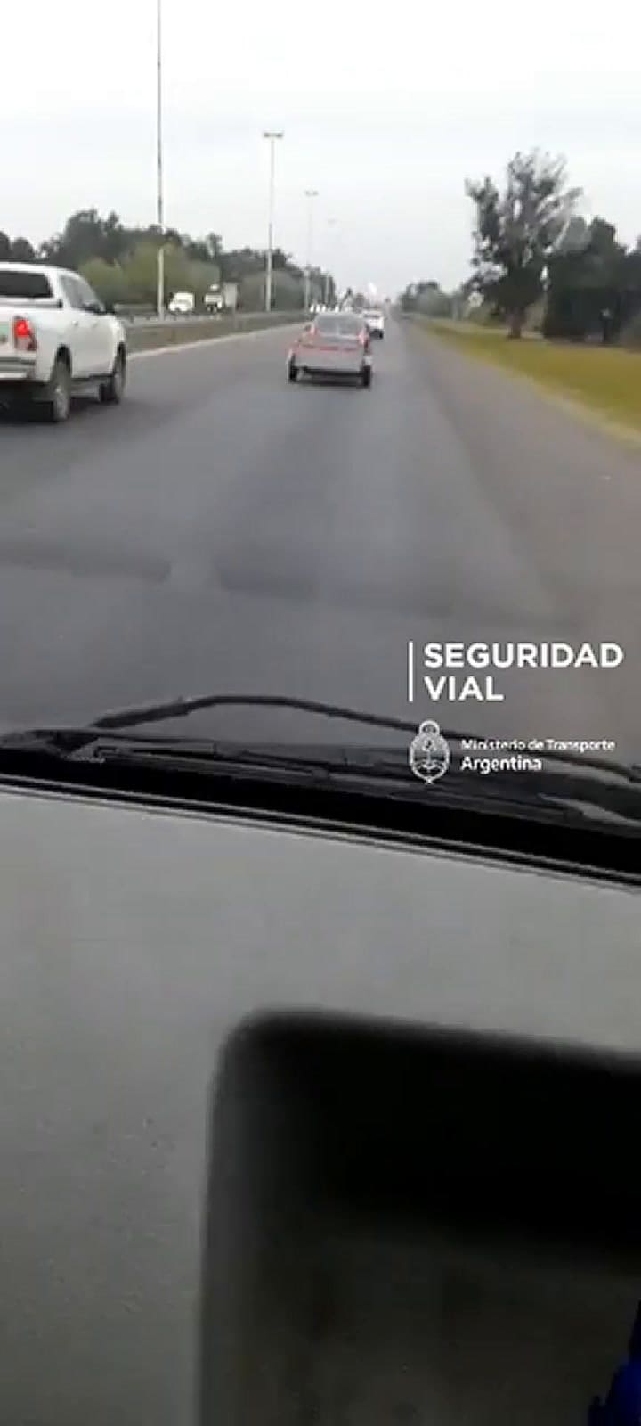 Un padre obligó a su hijo de 7 años a conducir