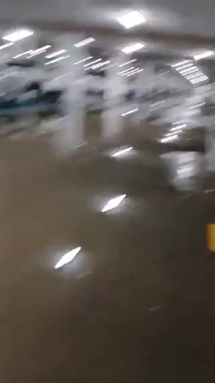 La inundación en el Unicenter también afectó al estacionamiento del mismo