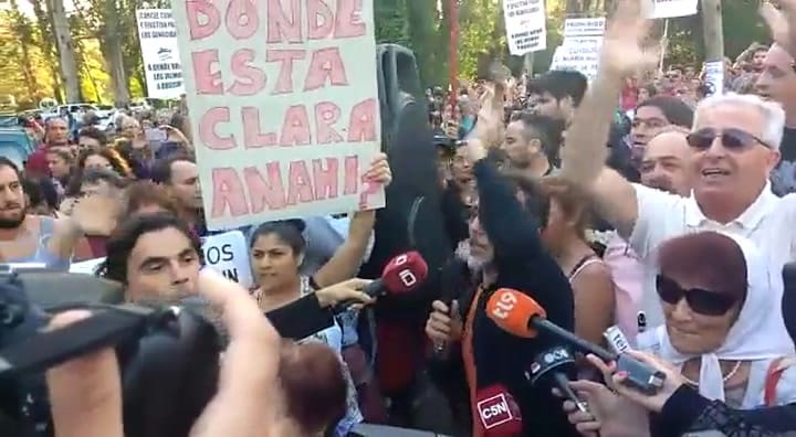 El repudio de la gente por la prisión preventiva de Miguel Echtecolatz