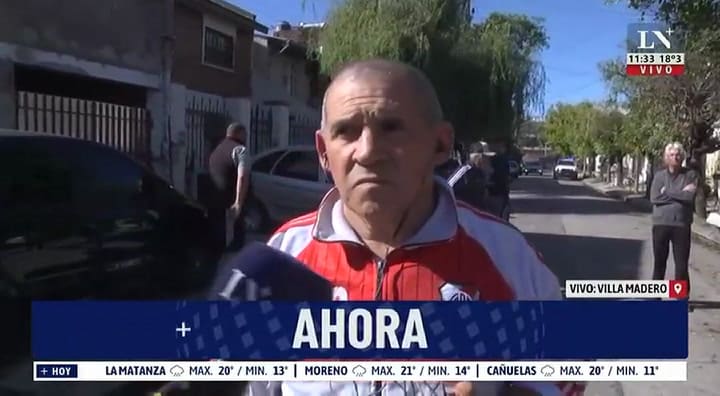 Daños por la tormenta: un techo quedó colgando por la caída de un árbol en Villa Madero