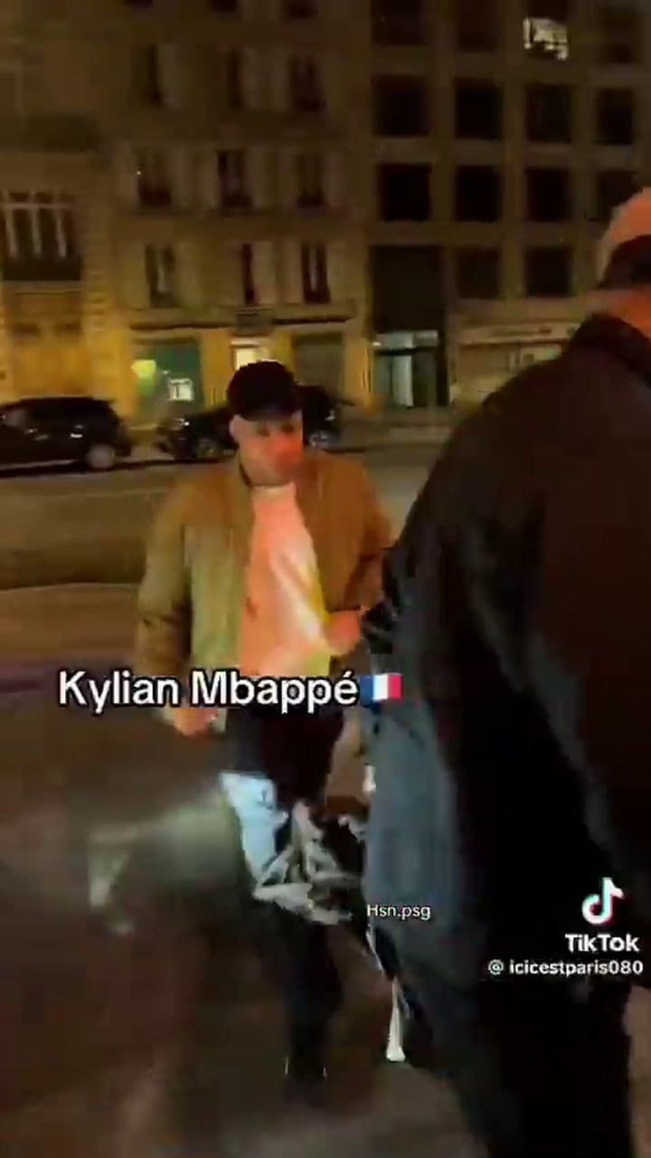 Kylian Mbappé y Ester Expósito entran al mismo hotel en París