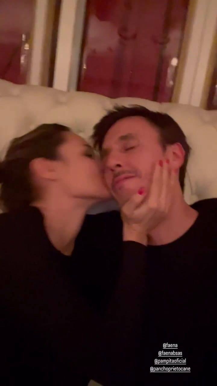 Roberto García Moritán y Pampita a los besos