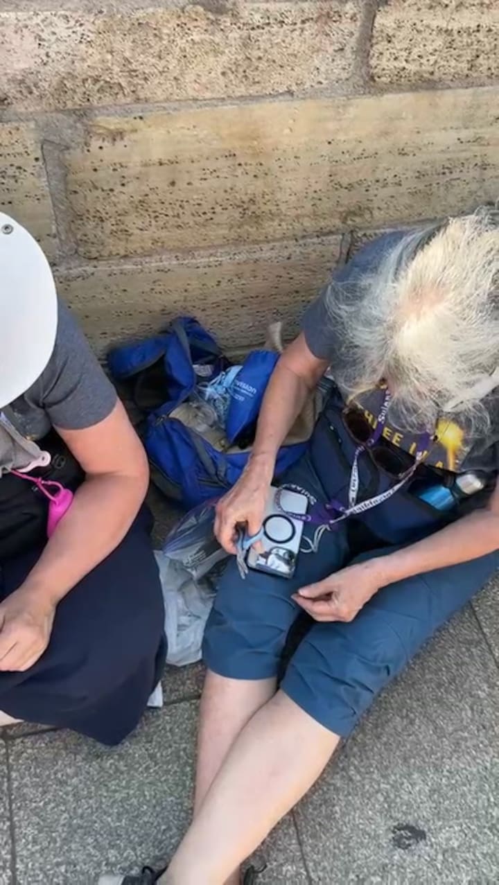 La gente prepara sus teléfonos celulares para capturar el eclipse