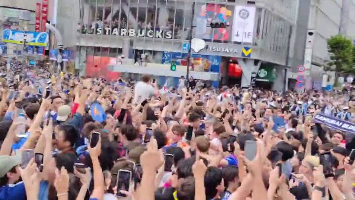 Los hinchas de Japón festejaron en Shibuya tras el triunfo del equipo ante Túnez