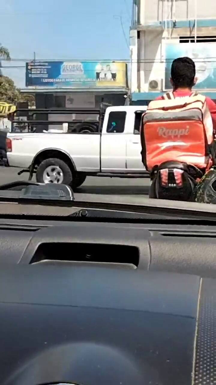 Grababa un incendio, pero termina capturando el momento de un choque automovilístico