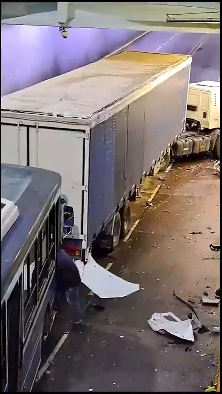 Dos heridos graves en un triple choque entre un camión, un auto y un colectivo en Boulogne