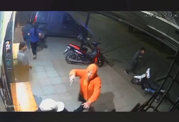 Baleados y acuchillados en la puerta de un kiosco en Merlo