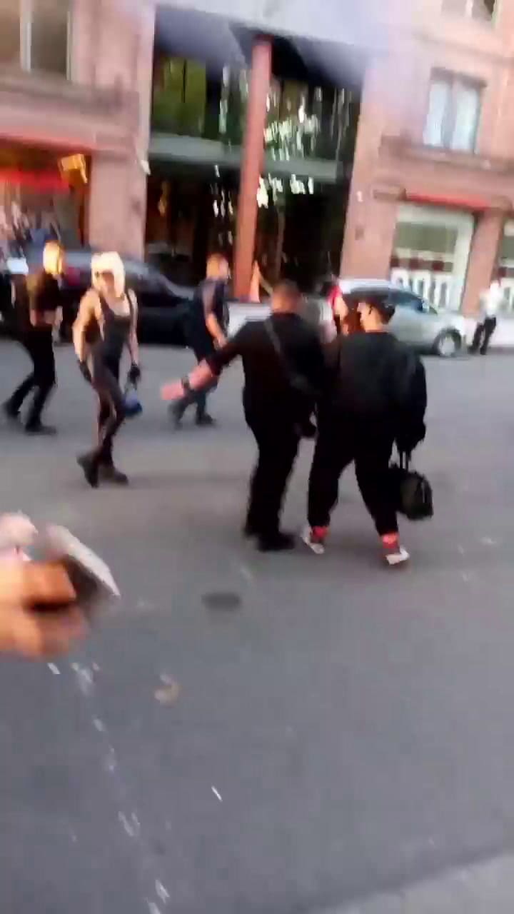 Miley Cyrus le dio un beso a un fan argentino
