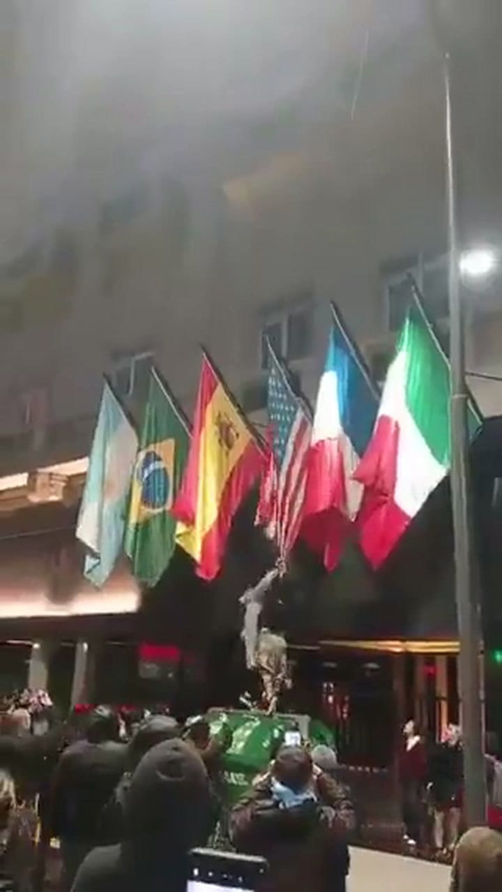 Manifestantes incendiaron una bandera de Estados Unidos en las cercanías al congreso