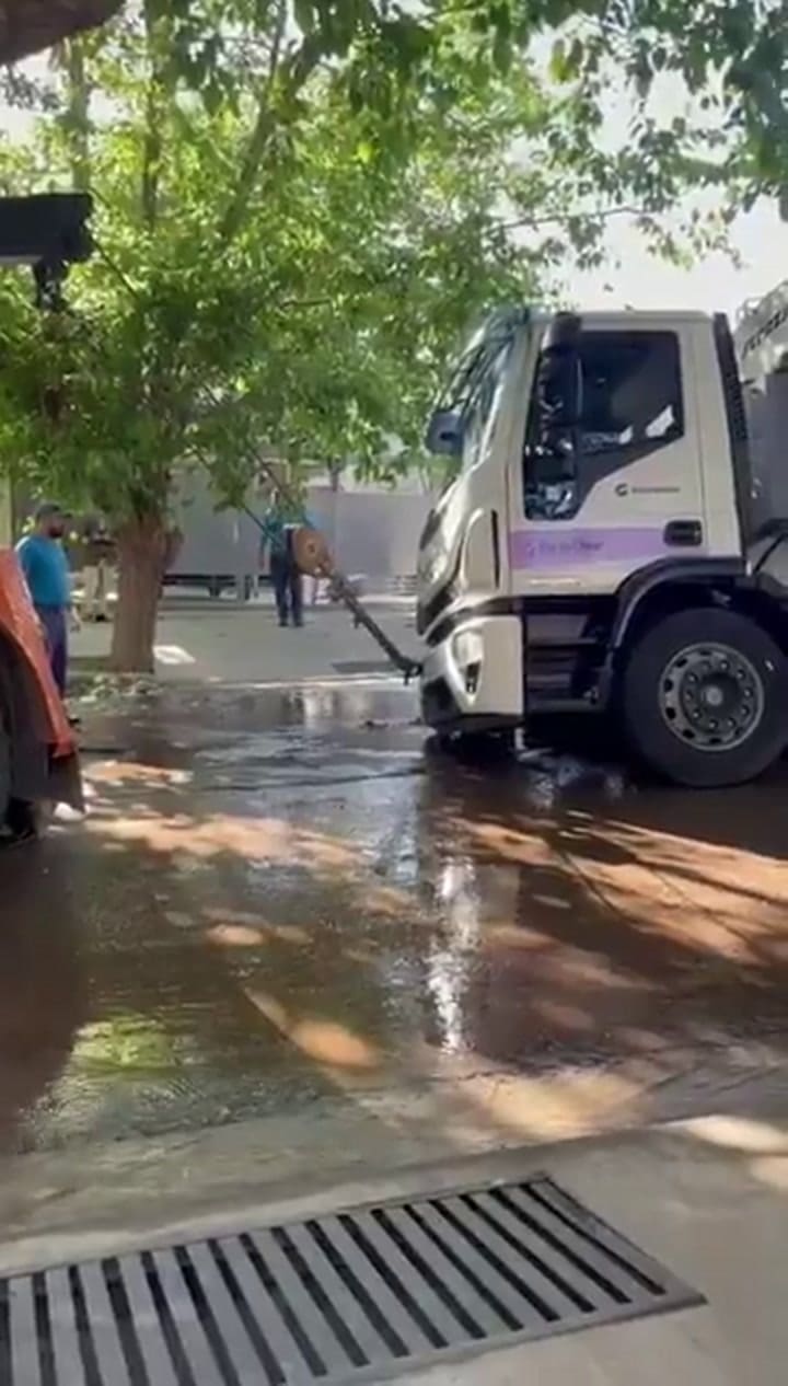 A pesar de los intentos, no lograban sacar el camión hundido en Mendoza
