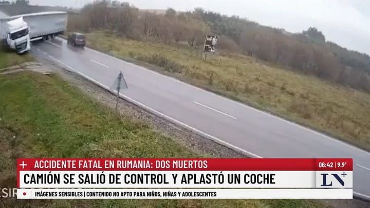 Un camión se salió de control y aplastó a un auto: dos muertos