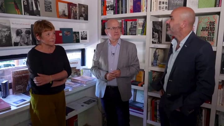 Eduardo Sacheri junto a la dueña de la librería Falena