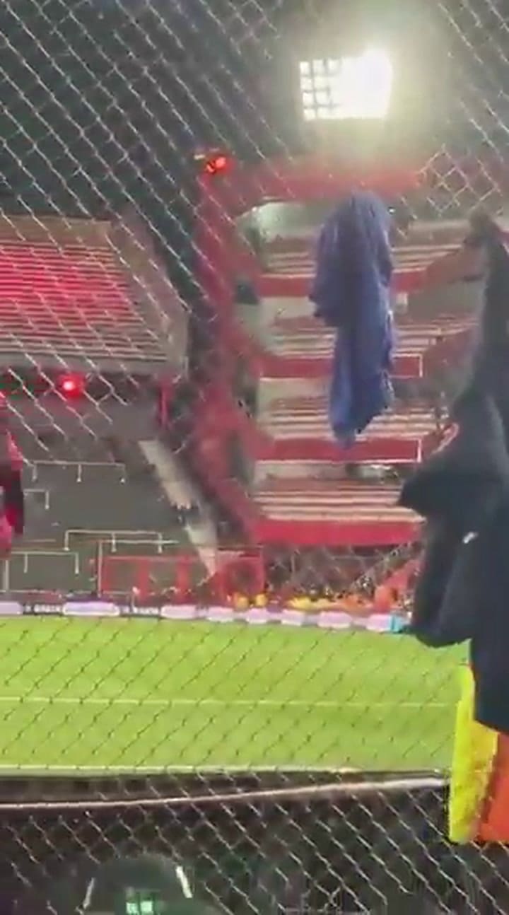 Hinchas de Independiente colgaron ropa que le sacaron a los de U. de Chile