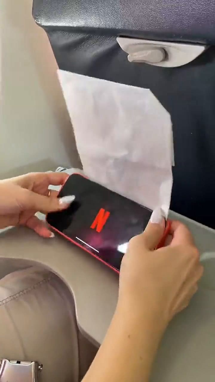 Así se puede convertir un teléfono en una tv durante un vuelo, según una tiktoker