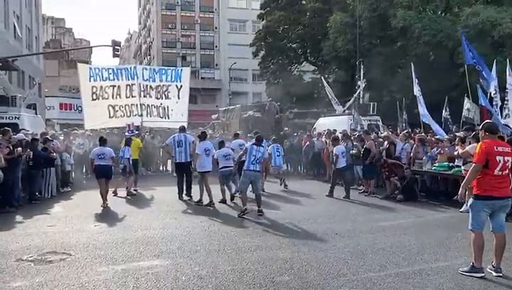 Piqueteros juegan un partido 'contra el hambre y el ajuste' frente a Desarrollo Social