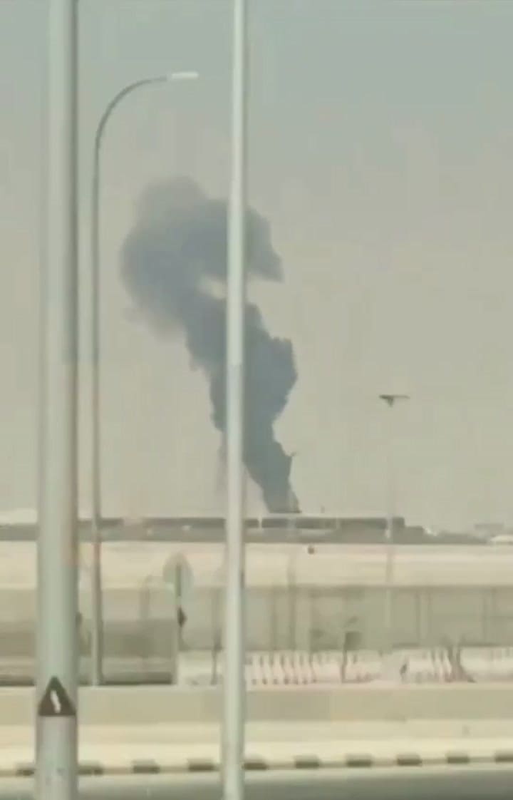Humo en el aeropuerto de la capital de Arabia Saudita en medio de ataques