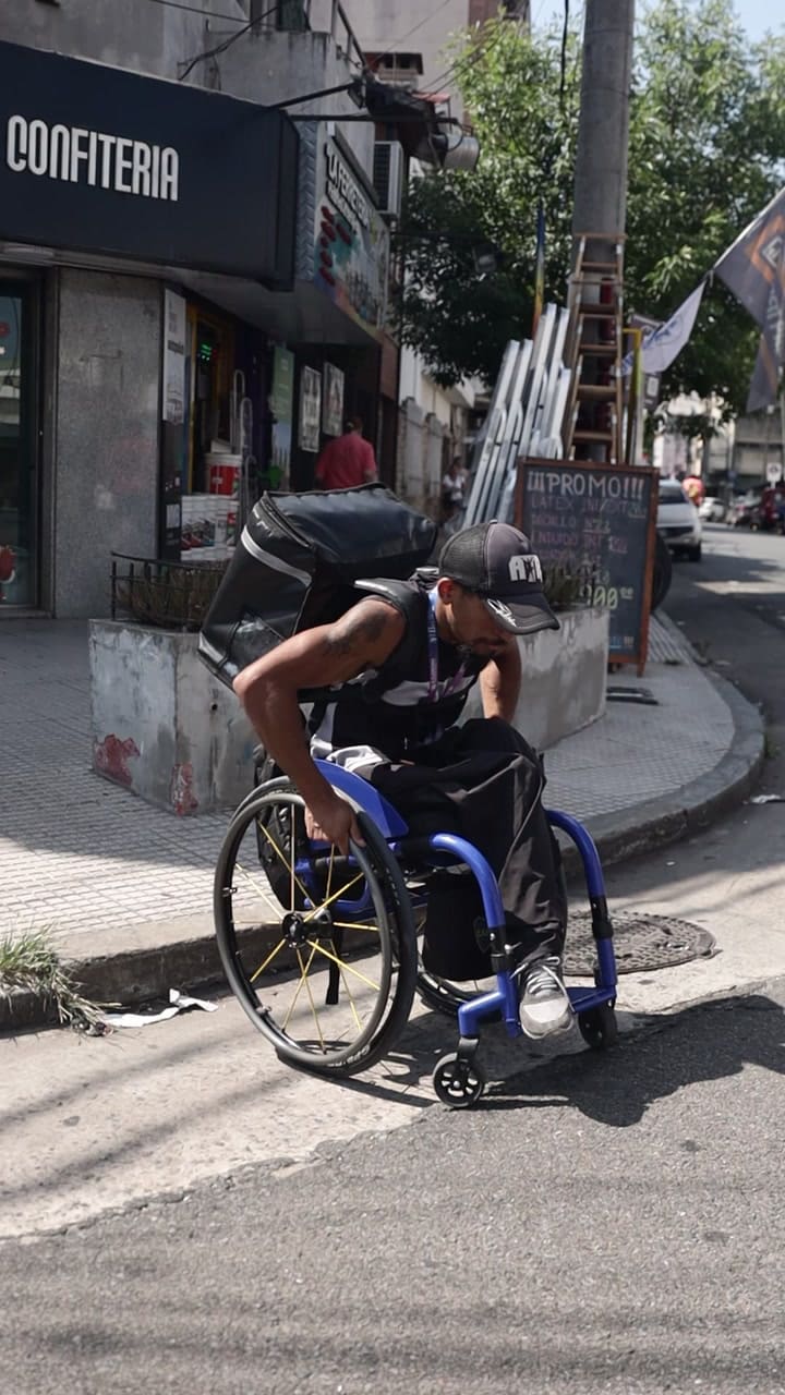 Leo, durante una entrega por el centro de Morón