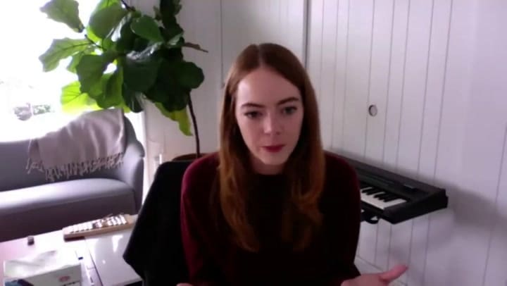 Emma Stone y su anillo dorado