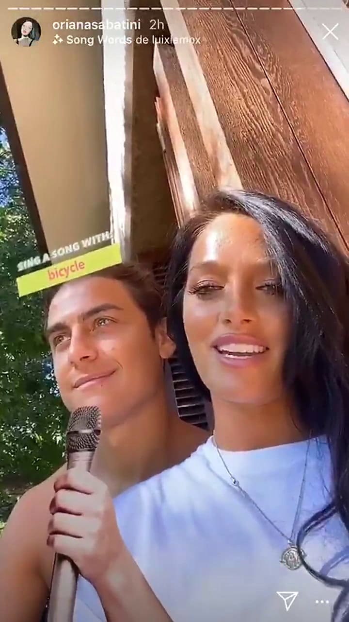 Paulo Dybala y Oriana Sabatini haciendo un “karaoke' en Instagram