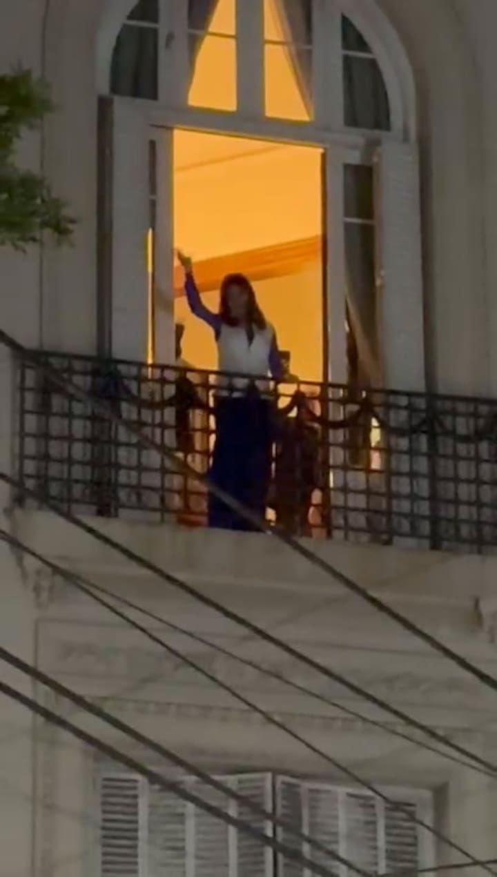 Cristina bailando en el balcón
