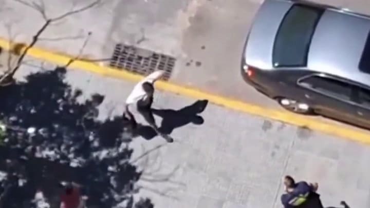 “Dale, Gato, apuntá acá y tirame”: violenta riña callejera en la Ciudad
