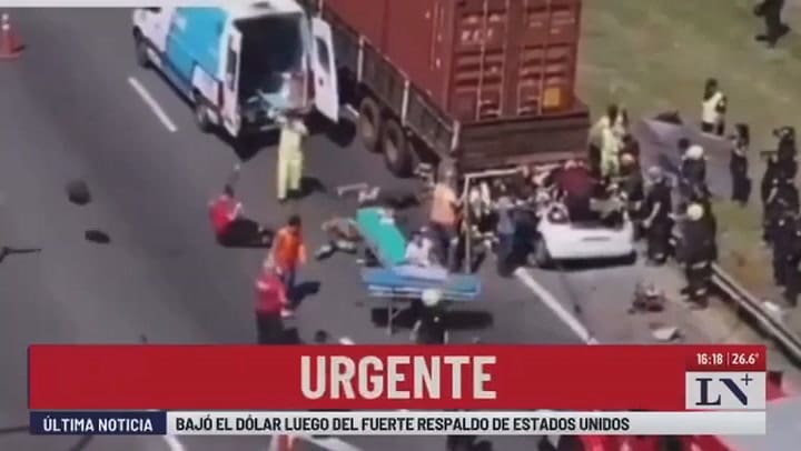 Un Auto Se Incrustó Bajo Un Camión En La Panamericana