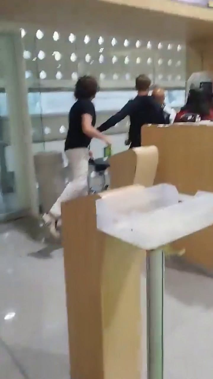 Un grupo de pasajeros fue retirado de un avión y terminó a las piñas con persona de una aerolínea en México