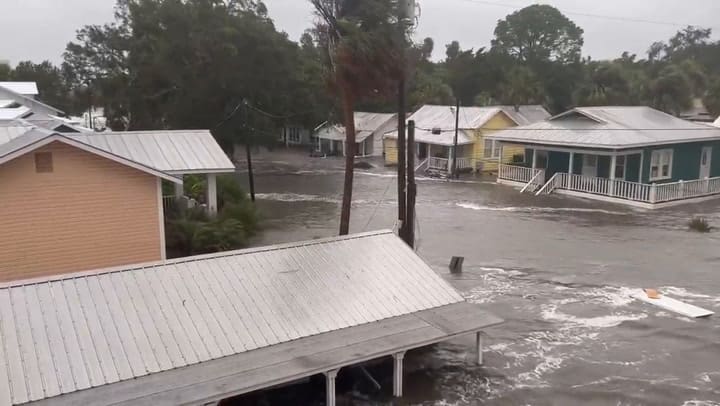 La población de Cedar Key quedó bajo el agua tras las intensas tormentas derivadas del huracán