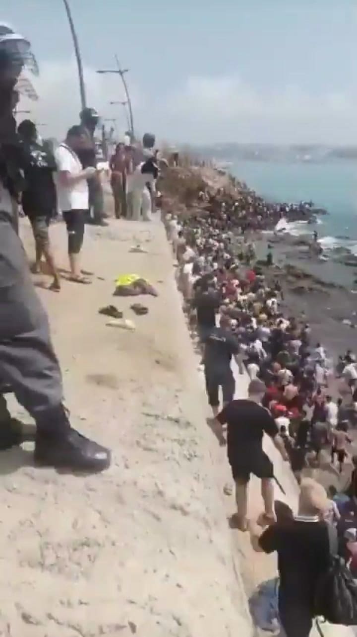 Las imágenes de la impactante llegada masiva de inmigrantes a las costas de la ciudad española de Ceuta