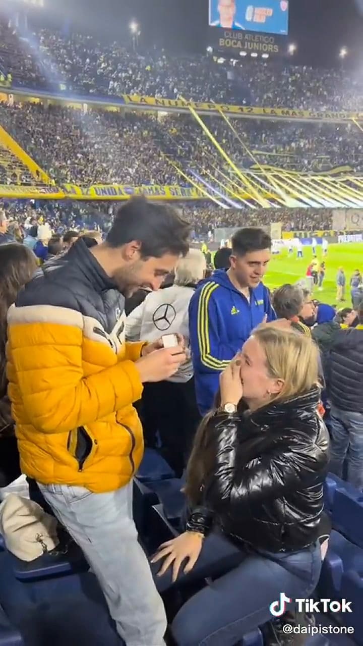 Sorprendió a su novio en la Bombonera, le pidió casamiento y la reacción de él se volvió viral