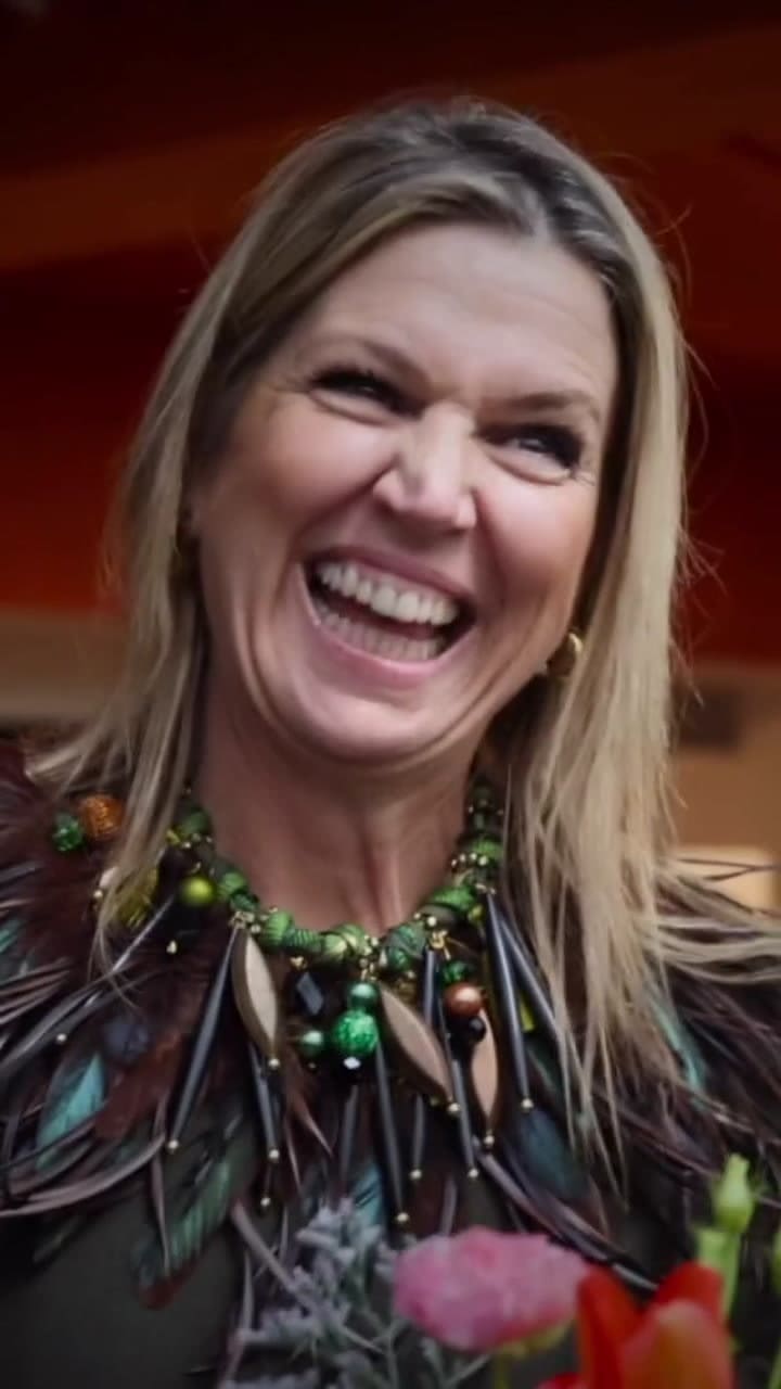 Máxima Zorreguieta lució un original collar de plumas durante su visita a Róterdam
