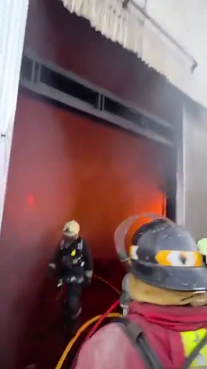En el galpón había contenedores con, entre otras cosas, muebles, plásticos y zapatillas
