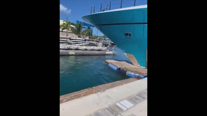 Otro ángulo del choque del yate que pertenece al dueño de la marca Capri Sun