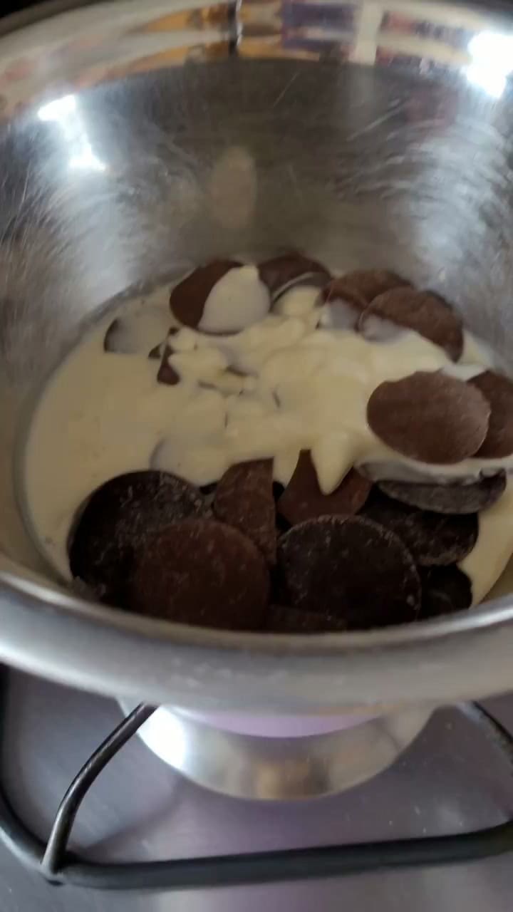 Cómo hacer arañas de chocolate para Halloween - @millennial_enlacocina