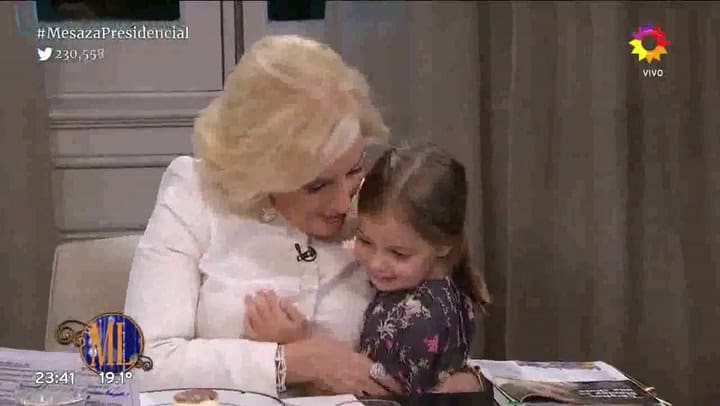 Antonia se mete en el estudio y saluda a Mirtha
