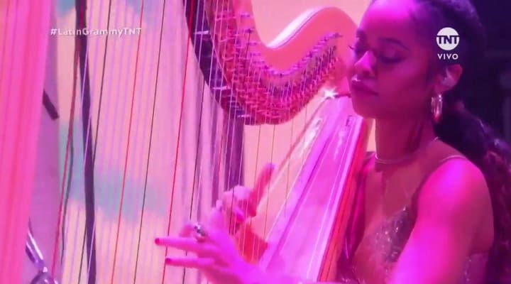 Latin Grammys: la presentación de Karlo G - Fuente: TNT