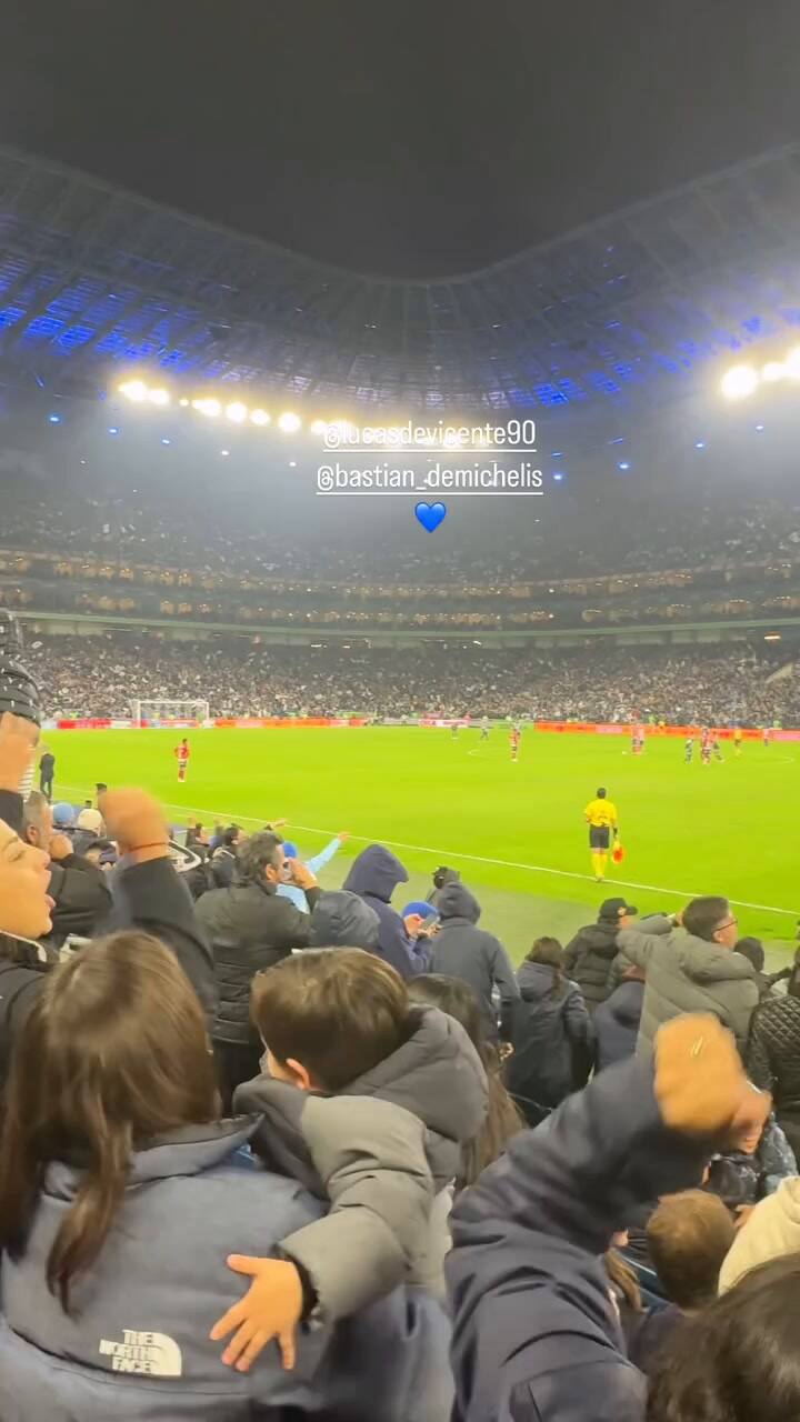 Evangelina Anderson fue a ver el partido de Rayados con su hijo Bastián