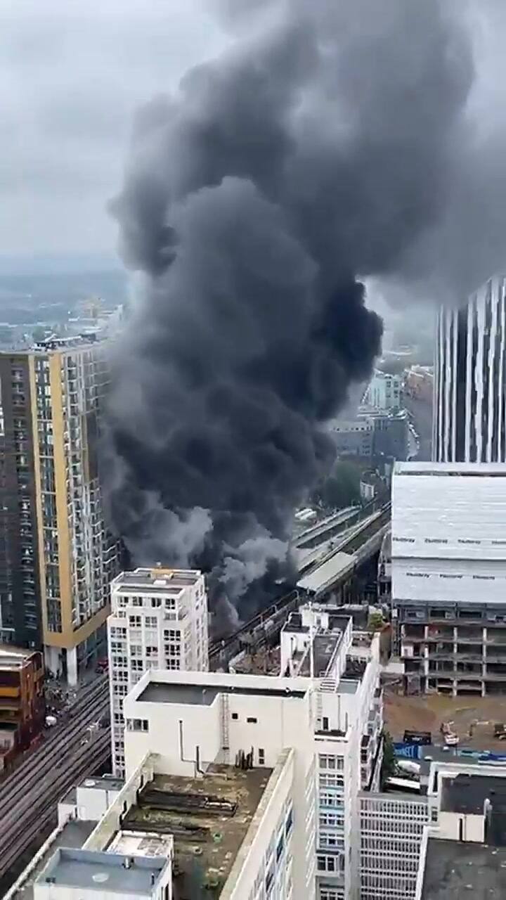 Explosión en Londres: la cortina de humo se ve a varios kilómetros a la redonda - Fuente: Twitter
